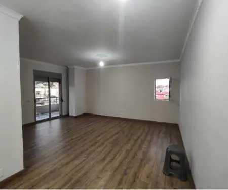 Shitet Apartament te fresku