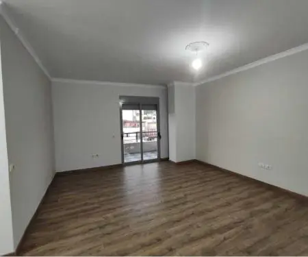 Shitet Apartament te fresku