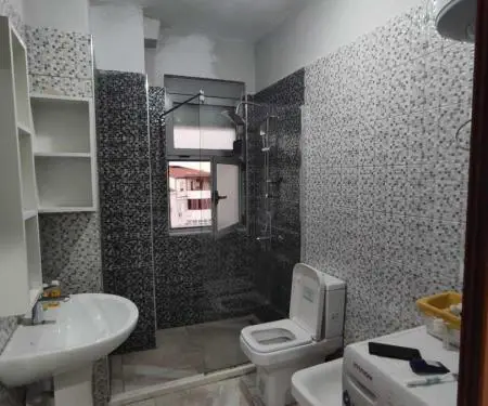 Shitet Apartament te fresku