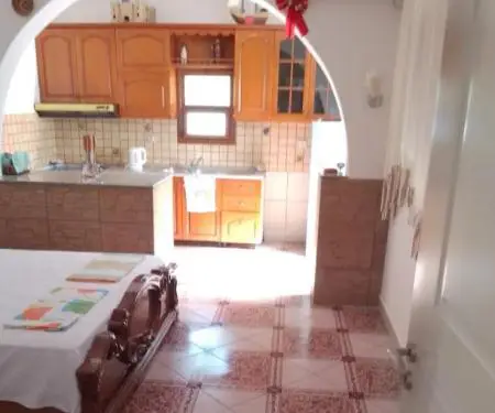 Dhoma 1 +1 me qera ditore 200 m nga deti