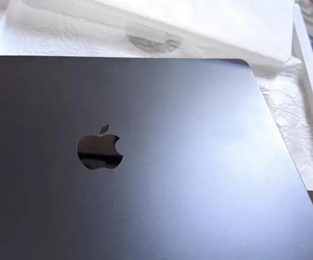 MacBook Air 15' i 2025; M4/16/256GB ne kuti