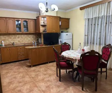 Shitet Apartament Prane ish Blloku Tirane, Pallatet Agimi, pas Kinema Agimi