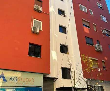 Shitet Apartament Prane ish Blloku Tirane, Pallatet Agimi, pas Kinema Agimi