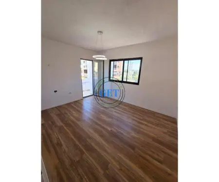 SHITET, APARTAMENT 2+1, PRANE DREJTORIS SE POLICISE, DURRES