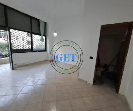 Disponojmë për shitje dyqan në një pozicion shumë të favorshëm pranë rrugës kryesore