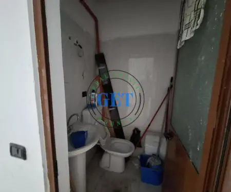Disponojmë për shitje dyqan në një pozicion shumë të favorshëm pranë rrugës kryesore