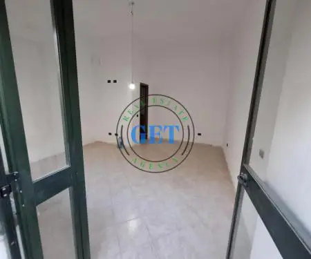 Disponojmë për shitje dyqan në një pozicion shumë të favorshëm pranë rrugës kryesore
