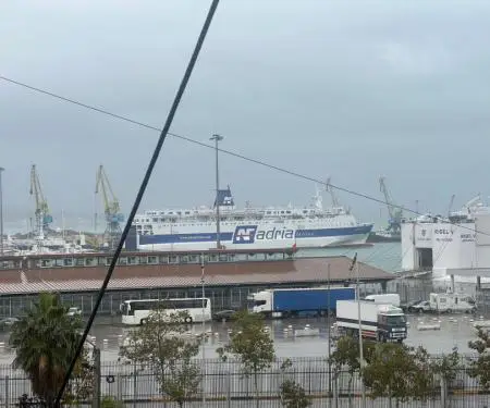 SHITET APARTAMENTNT 2+1 PRANE PORTIT DURRES 120.000 EURO