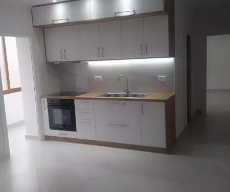 Apartament 1+1 me qera 74m3,kati2 i sapo rinovuar tërsisht.Çmimi 20000 në muaj i pa negociueshëm