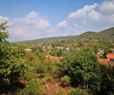 Po shes një shtëpi dhe një familje rurale në vendbanimin Prosek pranë qytetit të Nishit