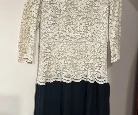 Fustan bardhe e zi me qendisje