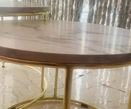 Shiten Tavolinat dhe divani