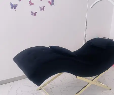 Shitet krevati , stoli , llampa