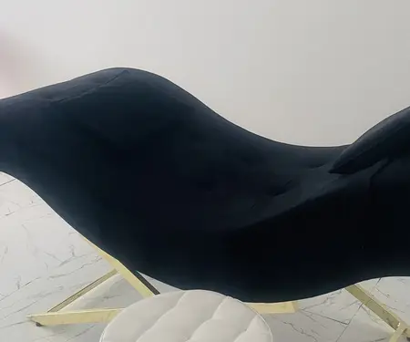 Shitet krevati , stoli , llampa