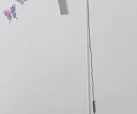 Shitet krevati , stoli , llampa