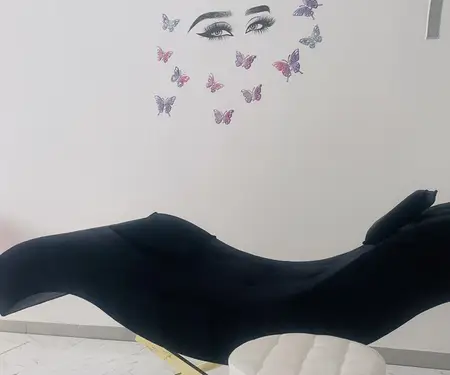 Shitet krevati , stoli , llampa