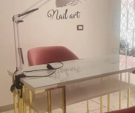 Shitet tavolina , kolltuket, mbeshtetesja dhe llampa