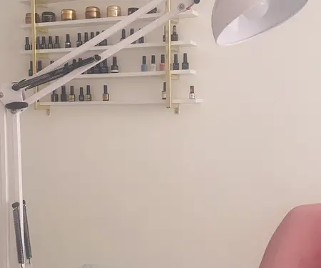 Shitet tavolina , kolltuket, mbeshtetesja dhe llampa