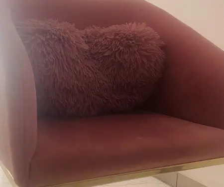 Shitet tavolina , kolltuket, mbeshtetesja dhe llampa