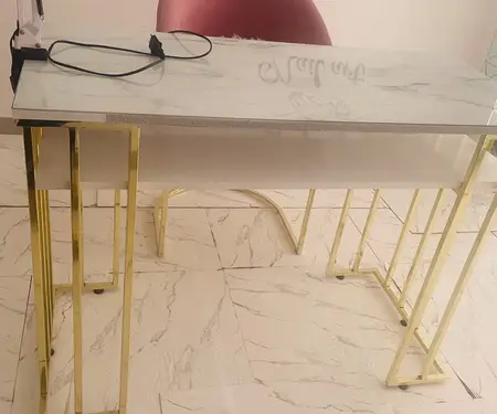 Shitet tavolina , kolltuket, mbeshtetesja dhe llampa