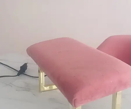 Shitet tavolina , kolltuket, mbeshtetesja dhe llampa