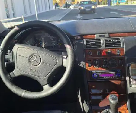 Mercedes Benz E220