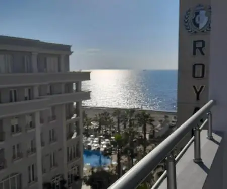 Shitet Apartament me pamje nga deti afer hotel Royal Durrës