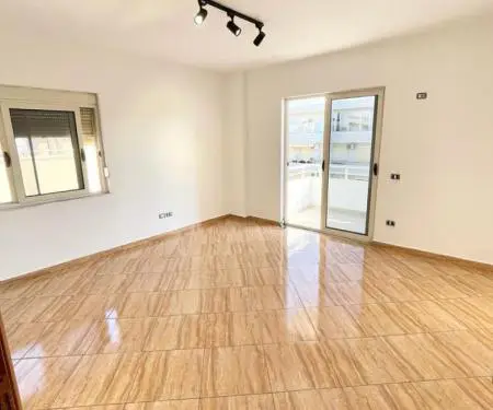 Shitet Apartament me pamje nga deti afer hotel Royal Durrës
