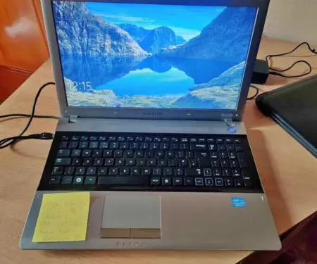 Laptop Samsung RV711 i3 4 GB / 500 GB 17.3'