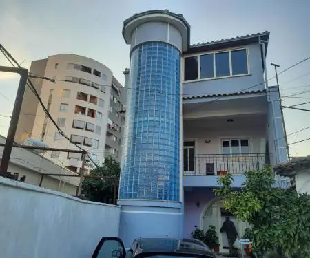 Shitet shtepi private lagjia dyli haxhire elbasan.