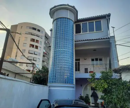 Shitet shtepi private lagjia dyli haxhire elbasan.