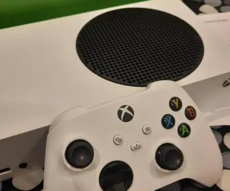 Xbox Series S white + controller