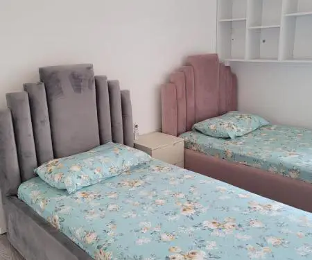 Jepet me qera apartament 2+1, pallat i ri, i sapomobiluar tek Ish Molla, Kinostudio. Cel: 0692043213