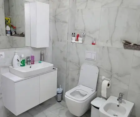 Jepet me qera apartament 2+1, pallat i ri, i sapomobiluar tek Ish Molla, Kinostudio. Cel: 0692043213