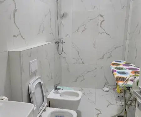 Jepet me qera apartament 2+1, pallat i ri, i sapomobiluar tek Ish Molla, Kinostudio. Cel: 0692043213