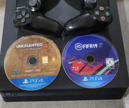 PS4 SLIM + Leva dhe Lojera