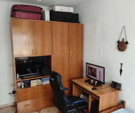 Shitet apartament 2+1 te brryli perball maternitetit te ri.