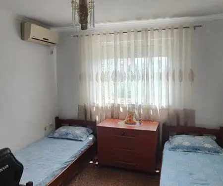 Shitet apartament 2+1 te brryli perball maternitetit te ri.