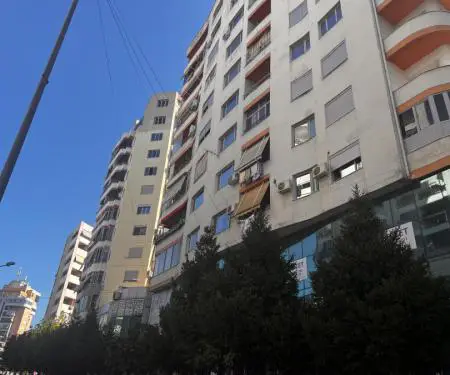 Shiten ose Jepen me Qira Dyqane në Vendndodhje Strategjike në Rrugën 25 Nëntori