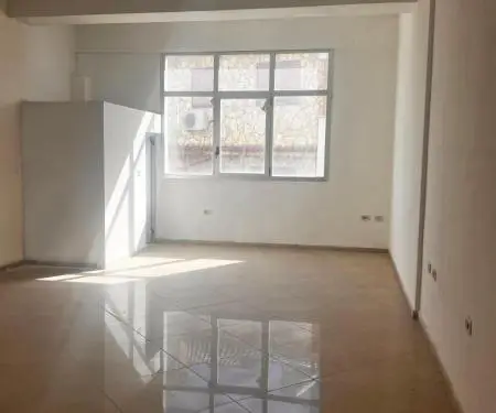 Shiten ose Jepen me Qira Dyqane në Vendndodhje Strategjike në Rrugën 25 Nëntori