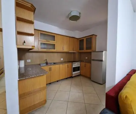 Jepet apartament 2+1 tek kodra e Diellit