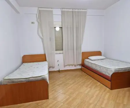 Jepet apartament 2+1 tek kodra e Diellit